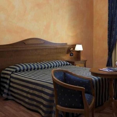 Hotel De La Ville Bereguardo Екстериор снимка