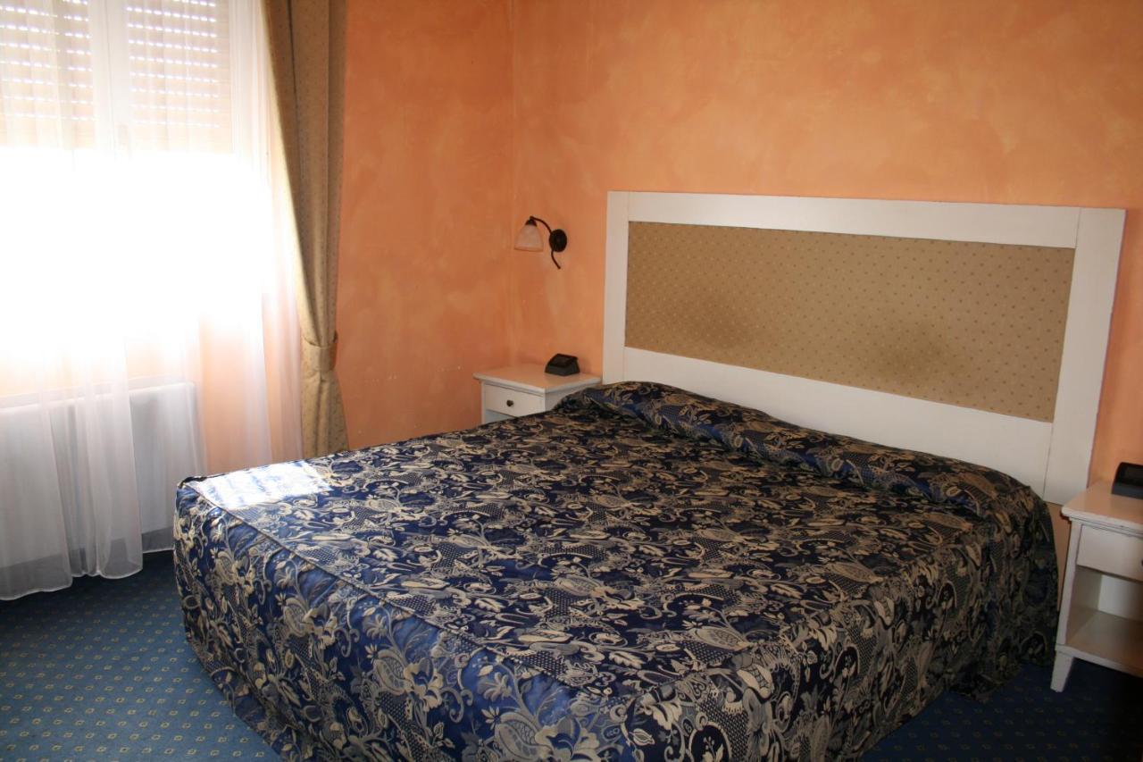 Hotel De La Ville Bereguardo Екстериор снимка