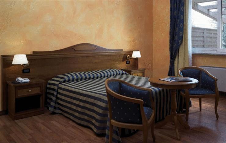 Hotel De La Ville Bereguardo Екстериор снимка