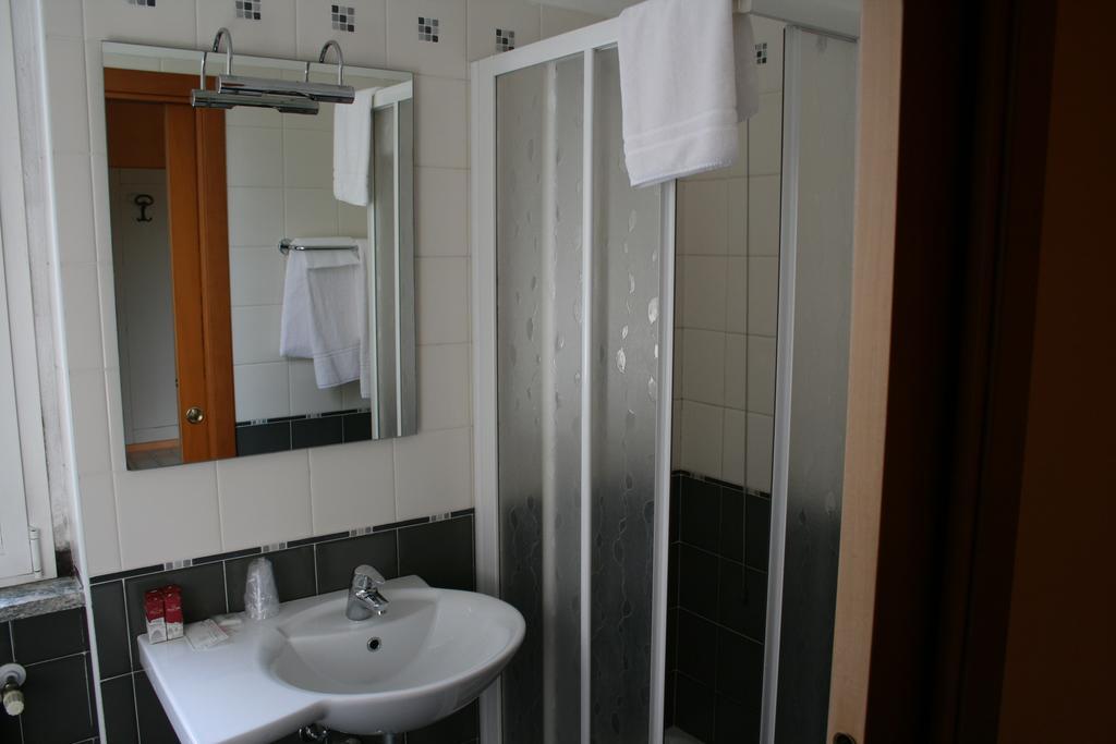Hotel De La Ville Bereguardo Екстериор снимка
