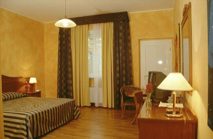Hotel De La Ville Bereguardo Екстериор снимка