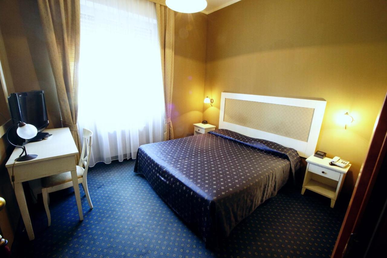 Hotel De La Ville Bereguardo Екстериор снимка