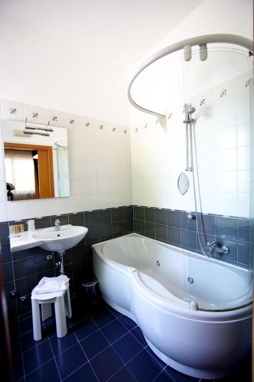 Hotel De La Ville Bereguardo Екстериор снимка