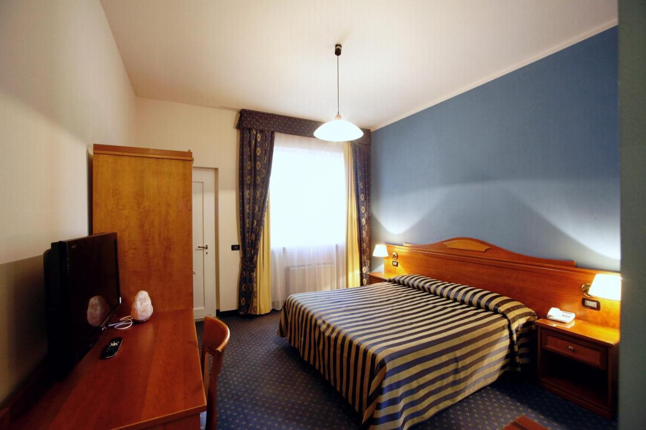 Hotel De La Ville Bereguardo Екстериор снимка